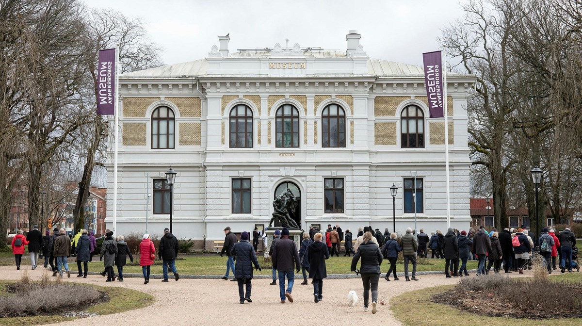 Människor vandrar mot Vänersborgs museum.